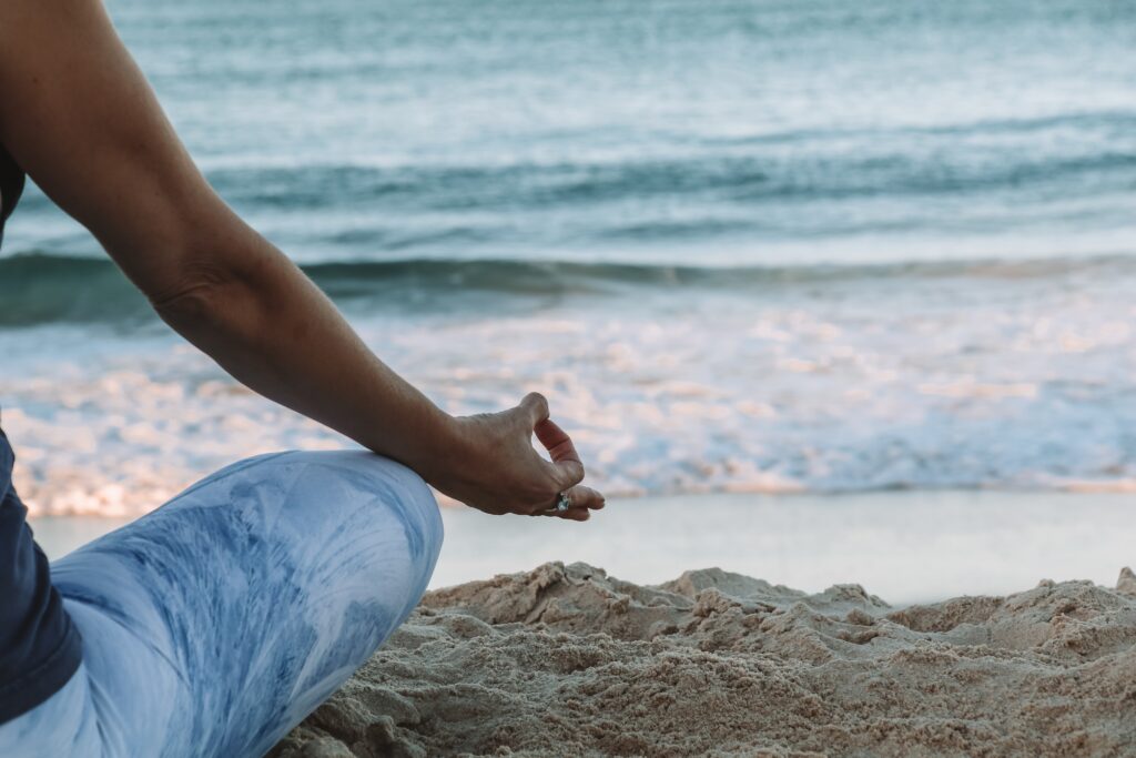 yoga aan het strand. Sammy Trainer Kundalini Yoga